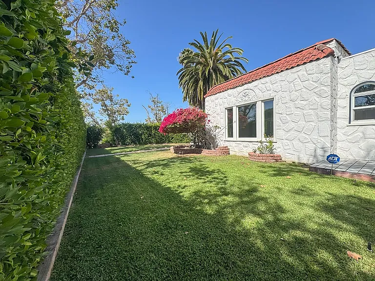 1043 S Plymouth Blvd — Photo 36