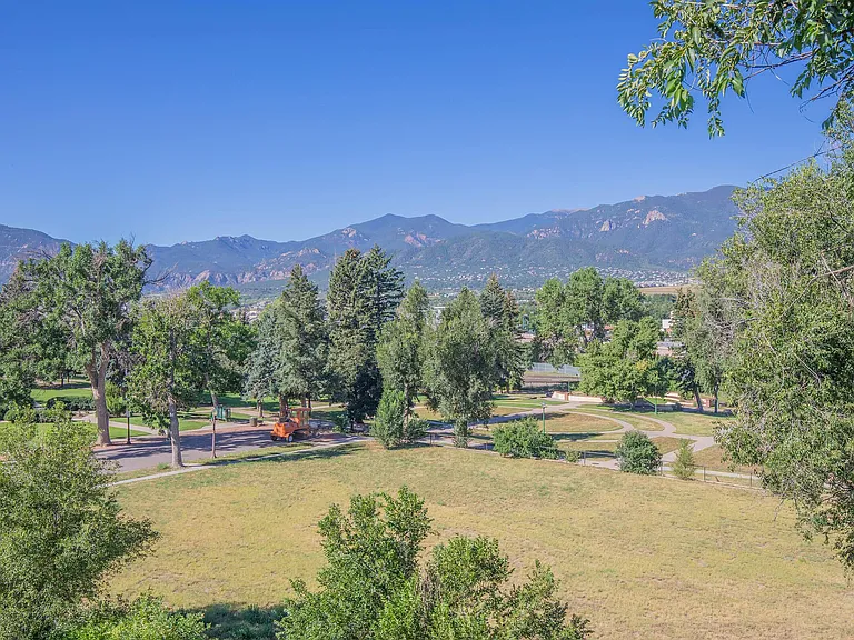 Boulder Crescent — Photo 17