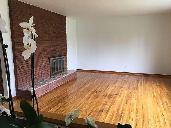 3rd image of 1182 NE Hawthorne Ave