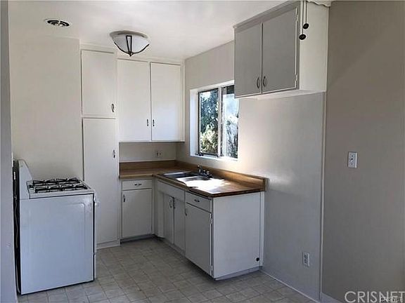 4th image of 12552 Vanowen St
