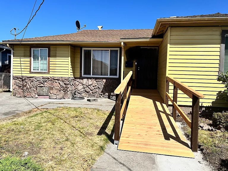 122 Eldridge Ave — Photo 1