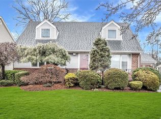 61 Schumacher Dr, New Hyde Park, NY 11040