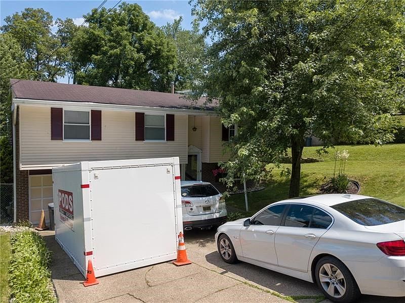 Front view of home, Pod in driveway, ready to move!!