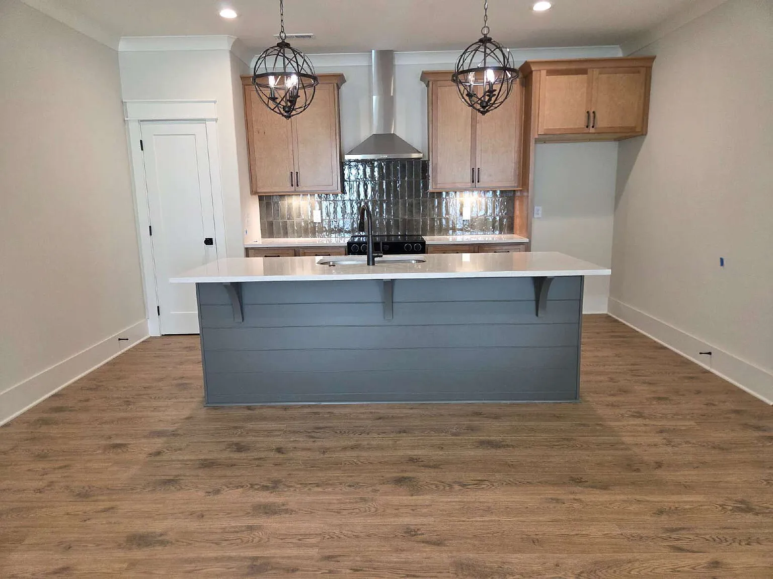 3 bed, 2.0 bath, 1800 sqft, $2,599 — Photo 3