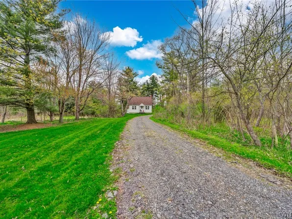 5133 Bay View Rd, Hamburg, NY 14075