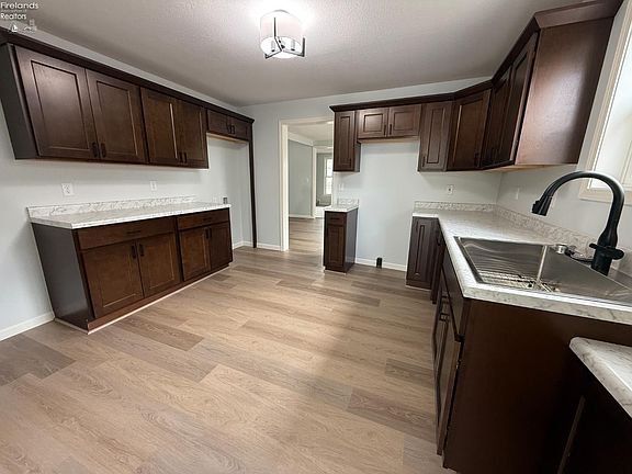 2nd image of 33 E League St