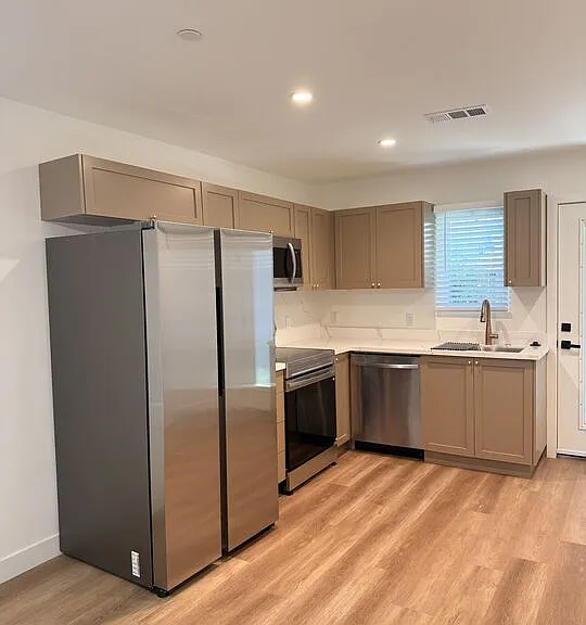6626 1/2 Woodlake Ave — Photo 2