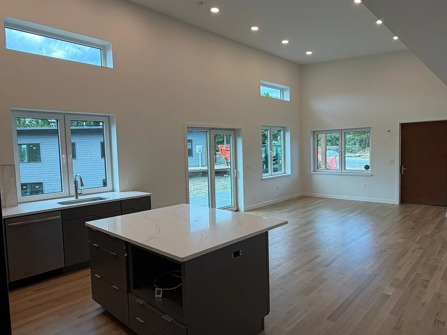 3 bed, 2.5 bath, 2400 sqft, $4,700 — Photo 3