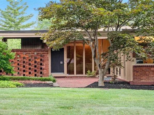 10 Westwood Country Clb, Saint Louis, MO 63131