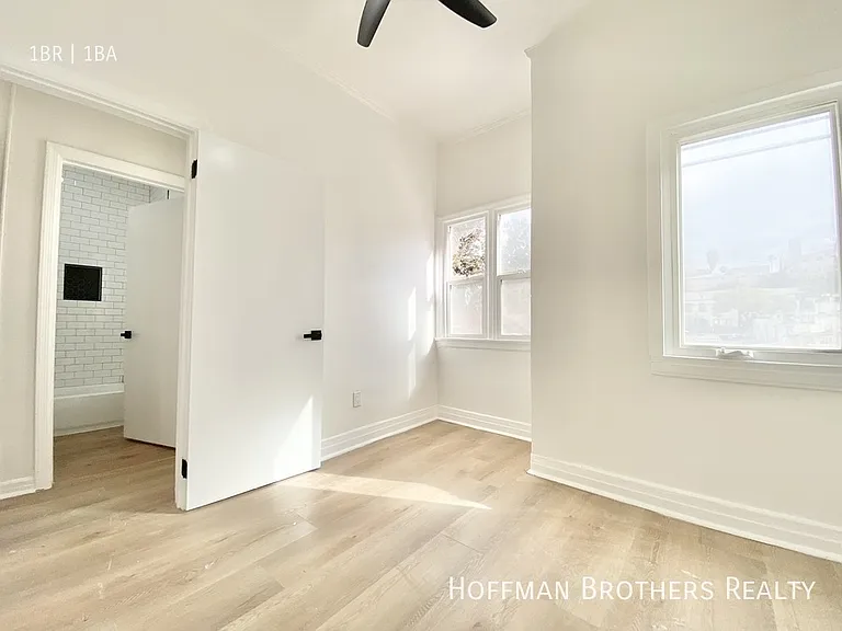 416 S Burlington Ave #1/2 — Photo 4