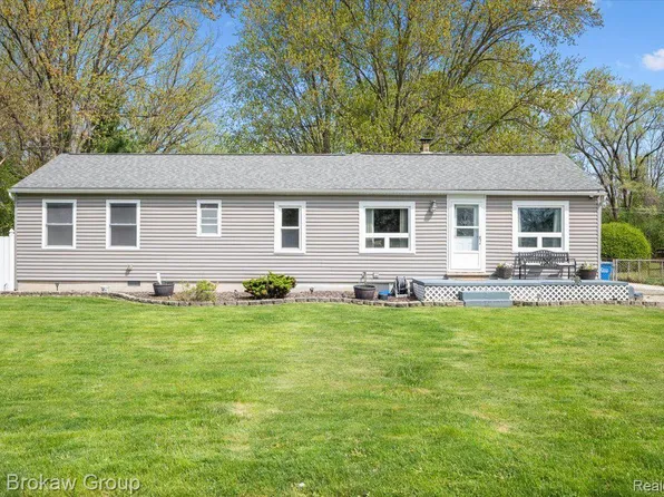 4145 Hillcrest Dr, Warren, MI 48092