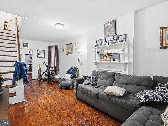 3rd image of 842 Locust St