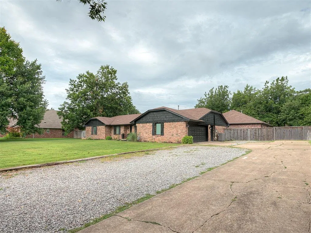6 bed, 4882 sqft, $3,495 — Photo 3