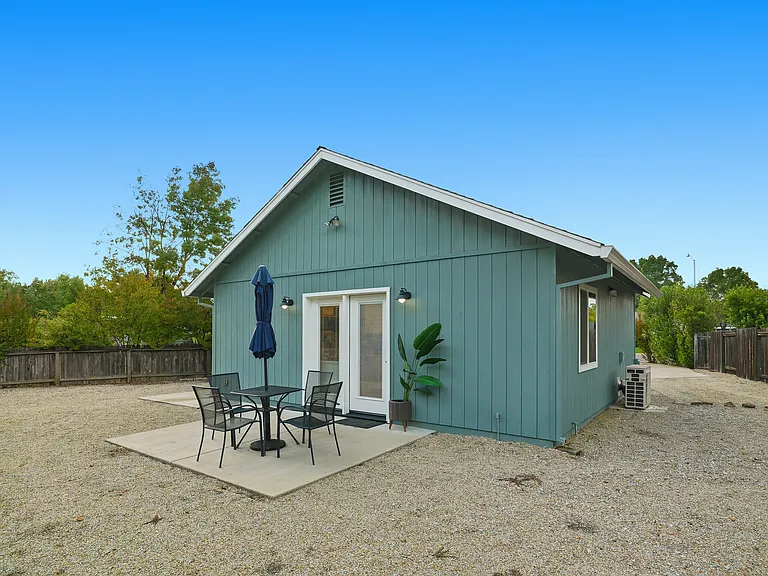 878 Fountain Cir — Photo 9
