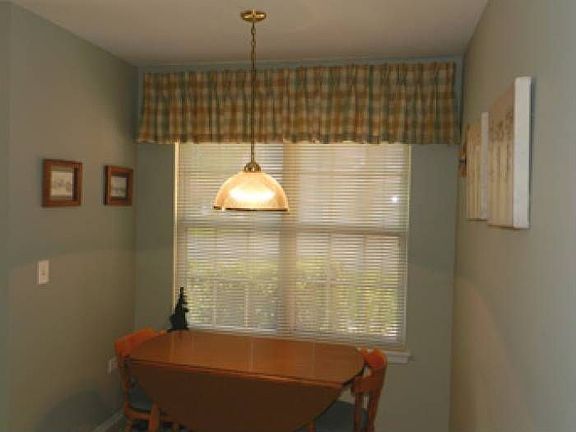 KICHEN EATING AREA