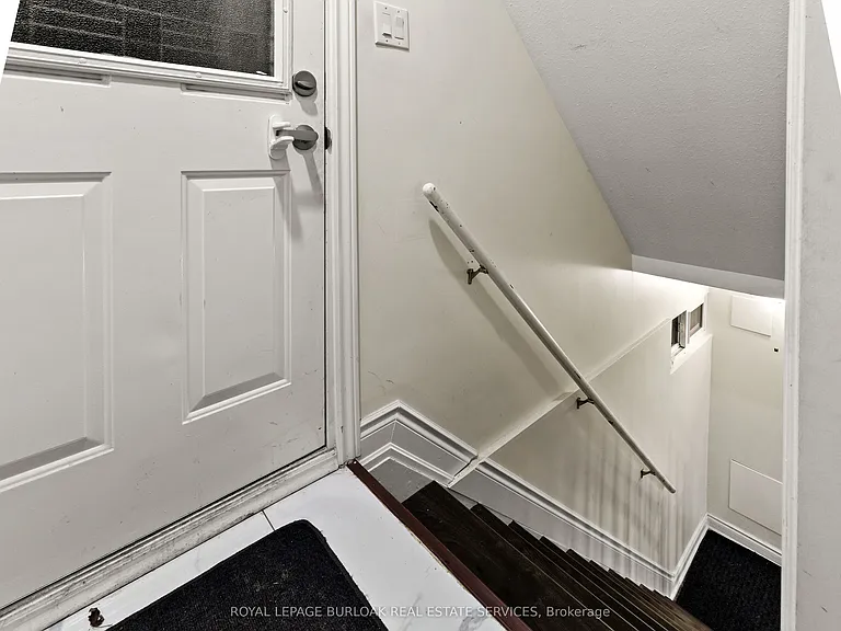 61 Goldfinch Rd #LOWER — Photo 6