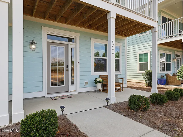 4744 Siddons Dr — Photo 2