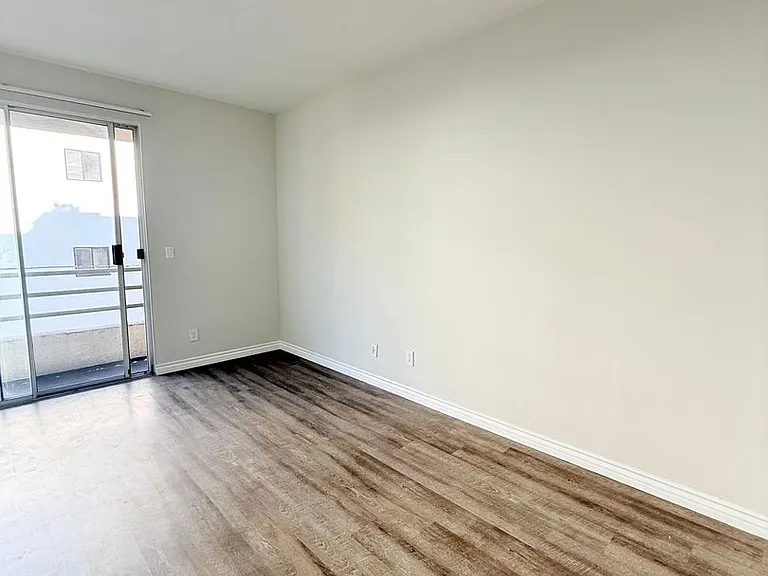 8715 Burton Way - Urban Feel Charming 2 bed 2 bath — Photo 28