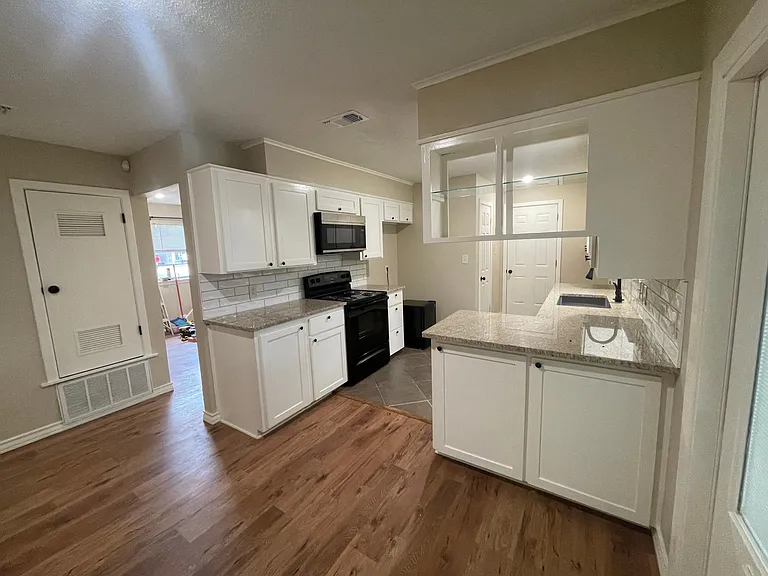Ridgeway Dr — Photo 1