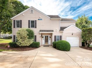 8706 Fox Chase Ln, Charlotte, NC 28269
