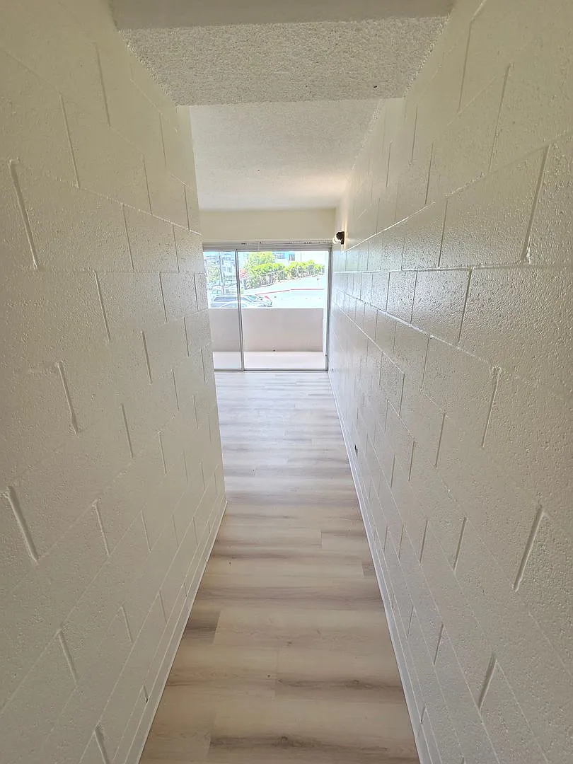 1584 Thurston Avenue — Photo 2