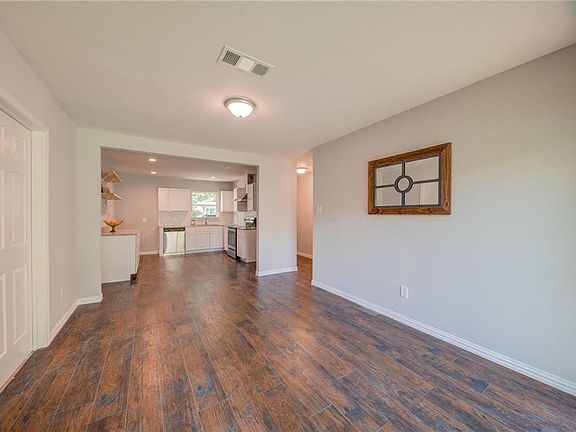 4th image of 2636 Greenhurst Dr