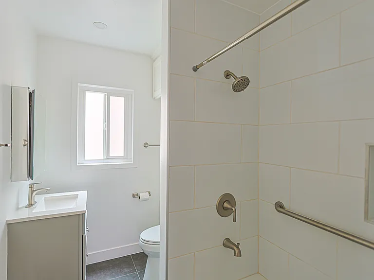70 Roycroft Ave #B — Photo 6