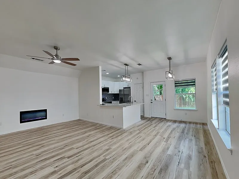 3 bed, 2.5 bath, 1537 sqft, $2,350 — Photo 2