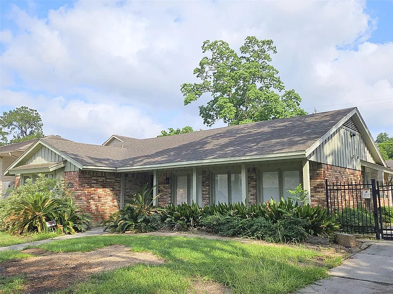 5019 Yarwell Dr — Photo 3