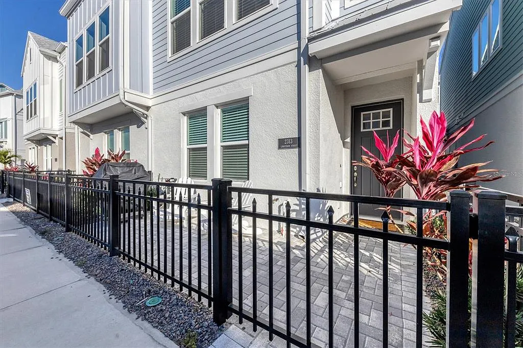 2 bed, 2.5 bath, 1175 sqft, $2,800 — Photo 3