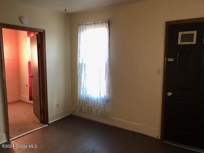 5th image of 117 E Clinton Street