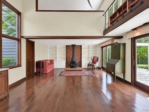 4th image of 7 Tuthill Ln