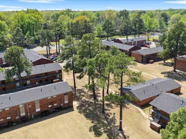 Welcome to Holmes Pointe Apartments!