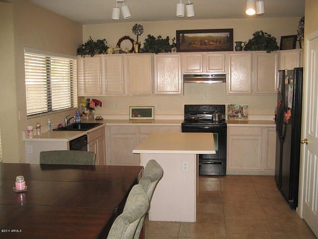 2nd image of 1631 S Maple