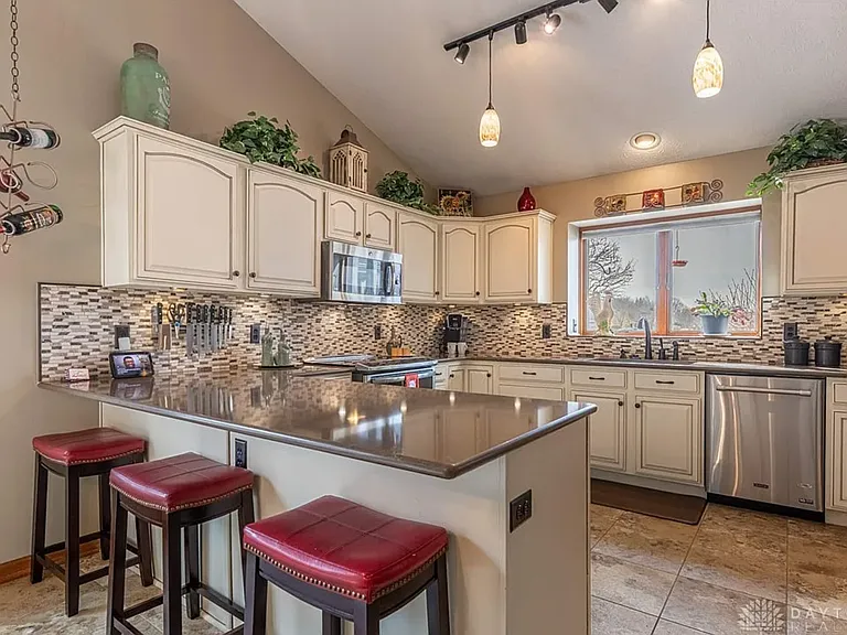 2223 Four Seasons Trl — Photo 3