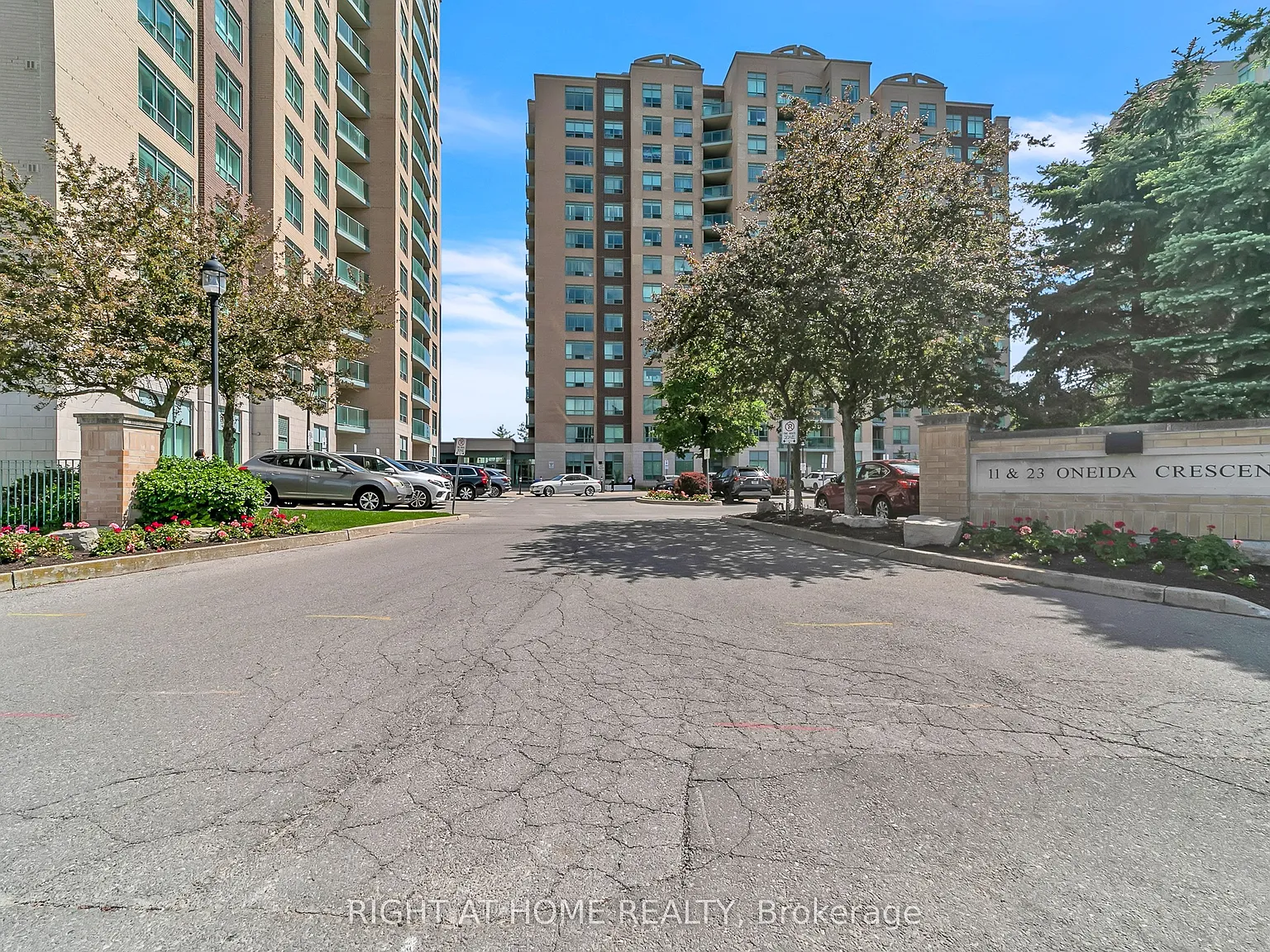 11 Oneida Cres — Photo 2
