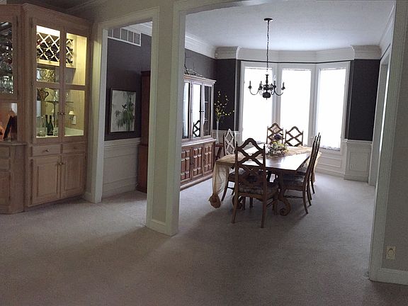 Dining room/wet bar