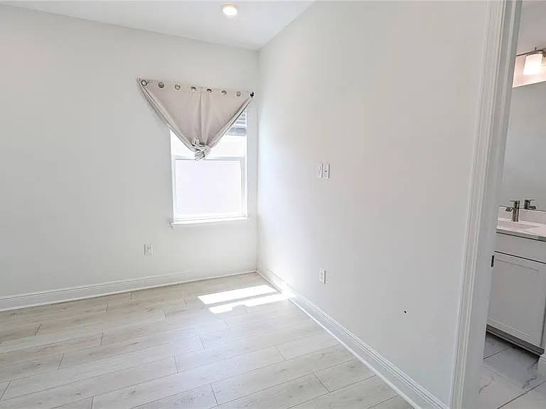 15614 Vetta Dr — Photo 17