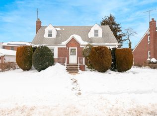 2 Parkview Pl, Elmont, NY 11003