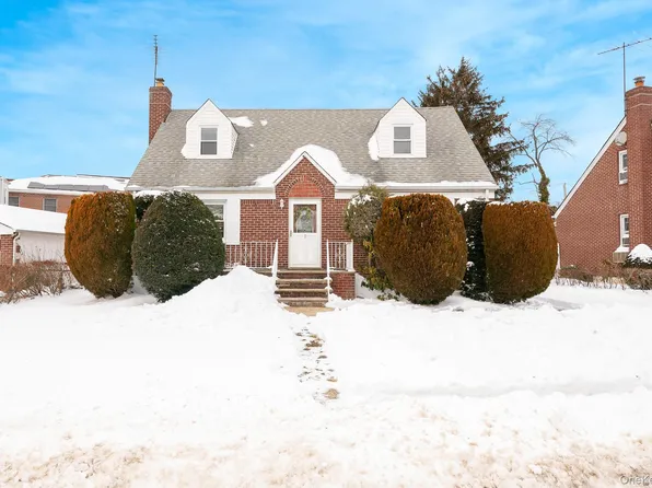 2 Parkview Place, Elmont, NY 11003