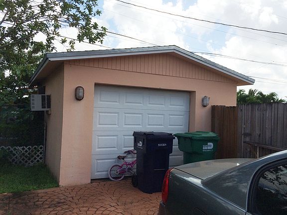 One car detached garage 