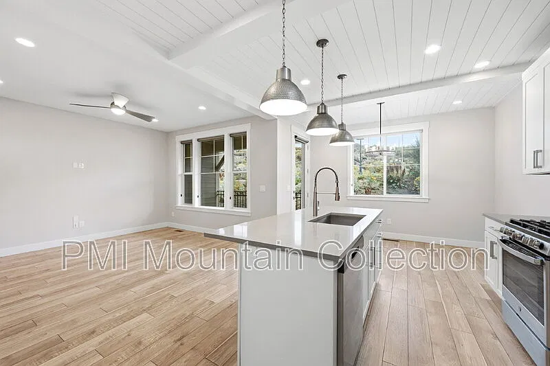 4 bed, 3.5 bath, 2202 sqft, $3,600 — Photo 4