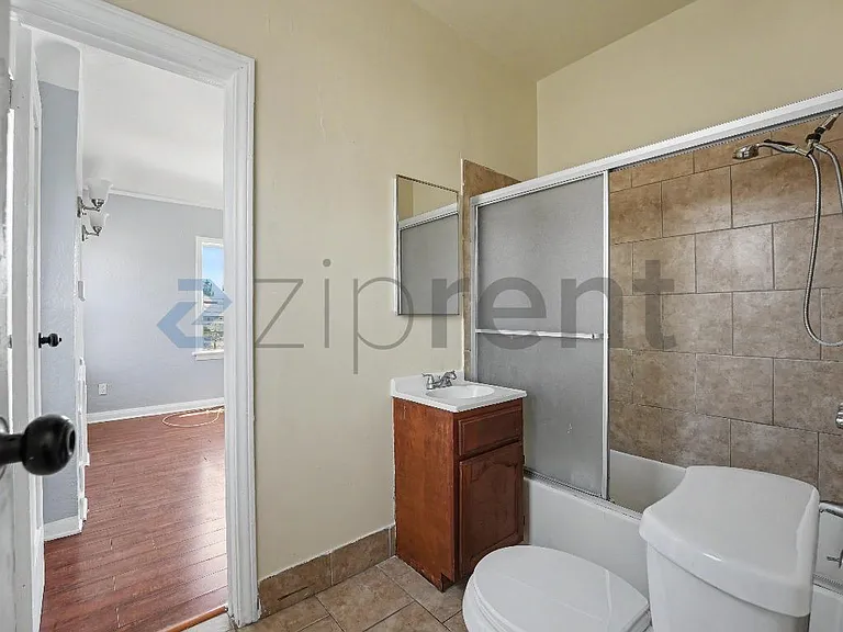 2633 E 56th St #5 — Photo 16