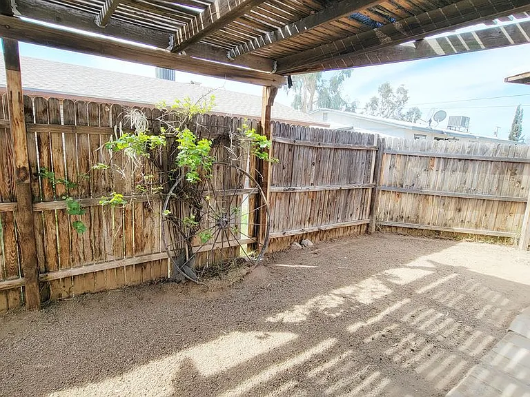 422 E Navajo Rd — Photo 28
