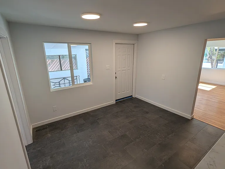 1406 W Vogel Ave — Photo 3