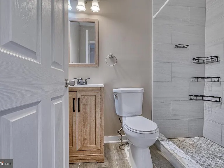 Bathroom 2 (2nd floor)