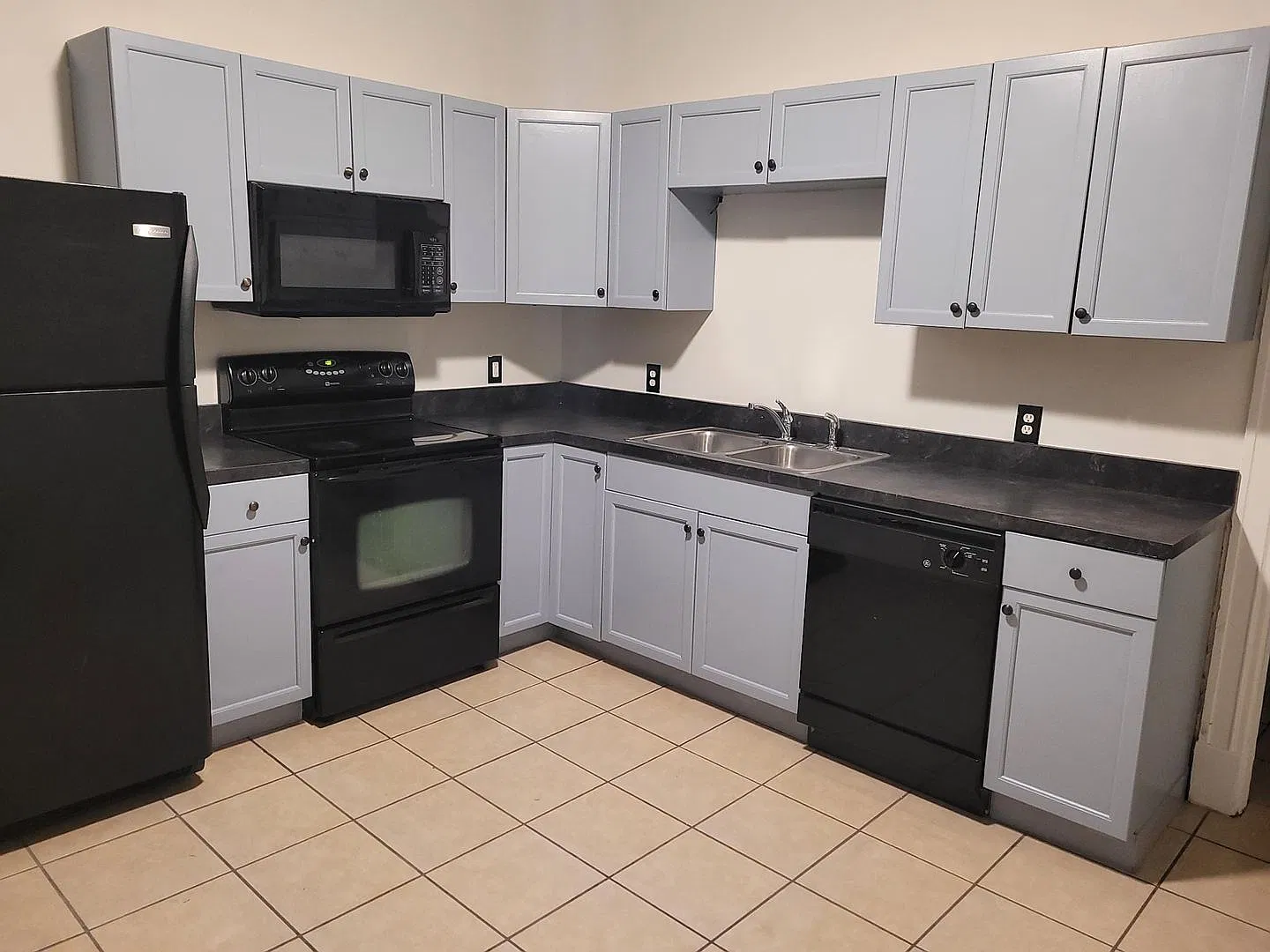 Large remodeled 4 bedroom with off street parking available — Photo 2