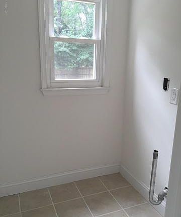 4th image of 4 Keats Dr