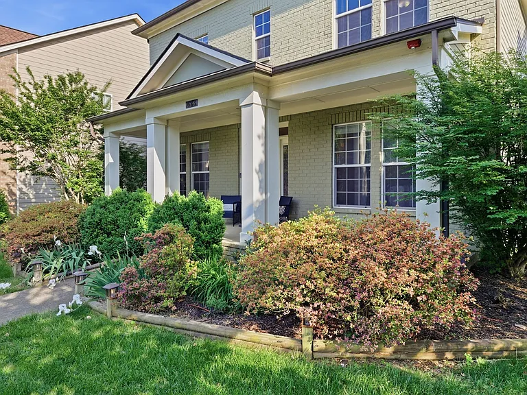 623 Streamside Ln — Photo 3
