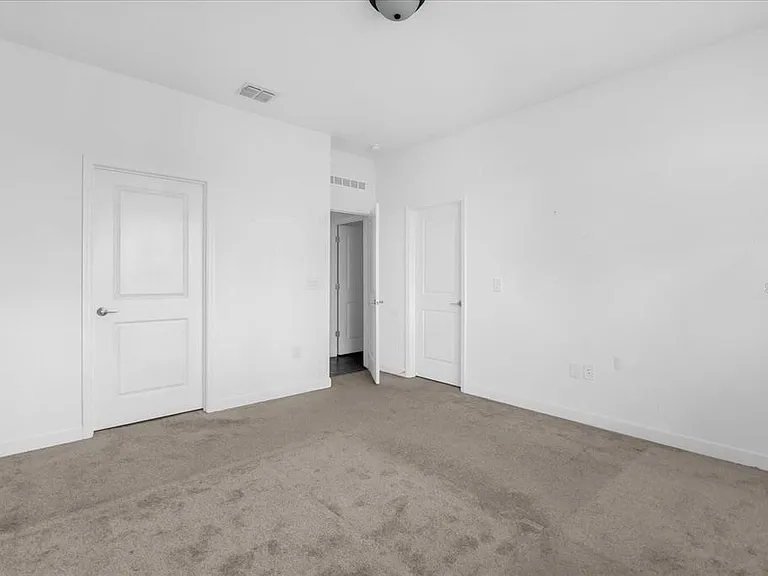 2959 Addison Blvd — Photo 11
